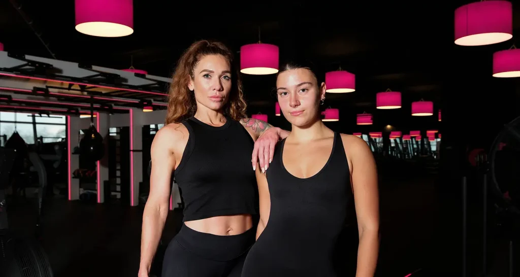 Sportende mensen bij BigGym tijdens een workout